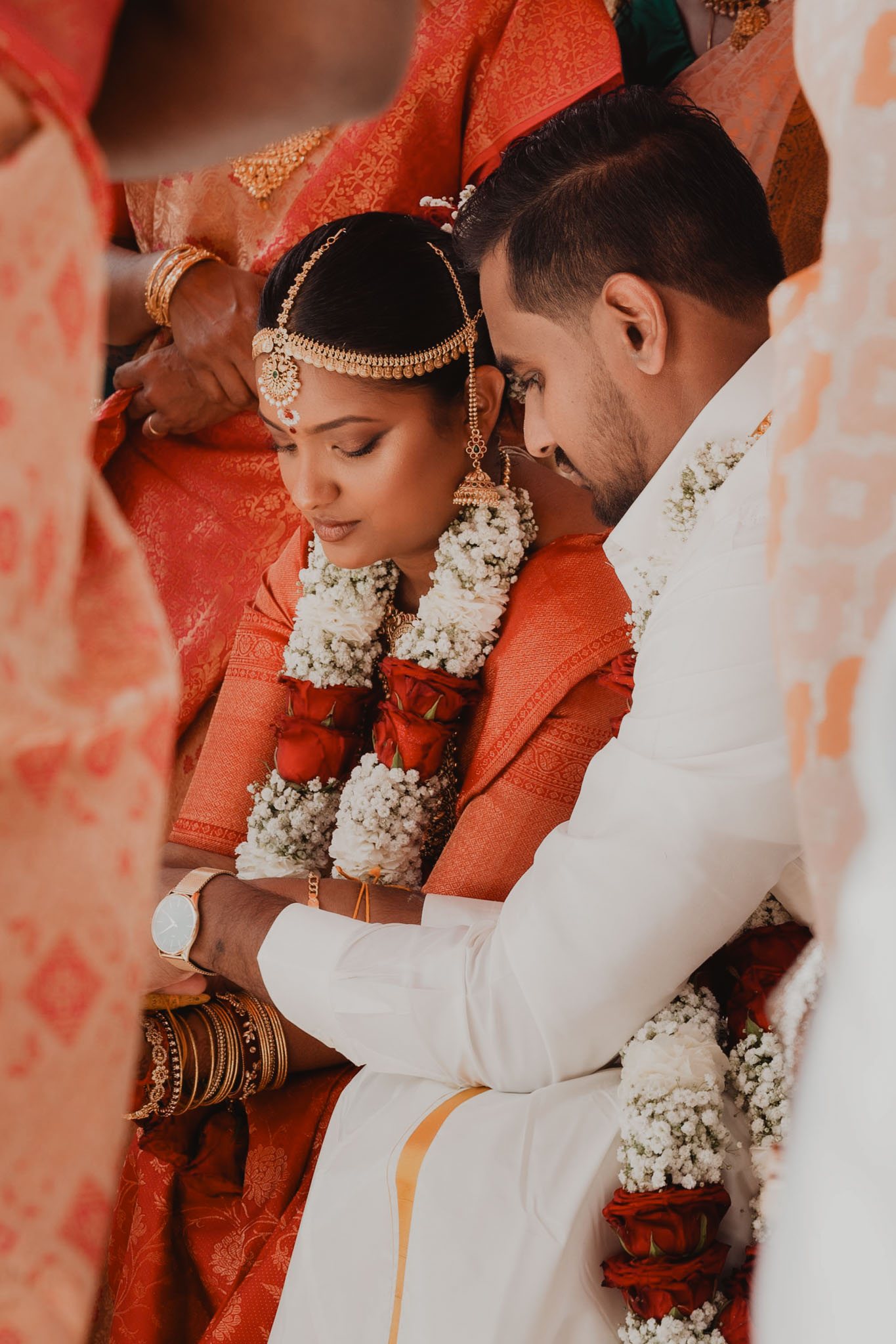 Une mariée en tenue traditionnelle rouge pendant la cérémonie.