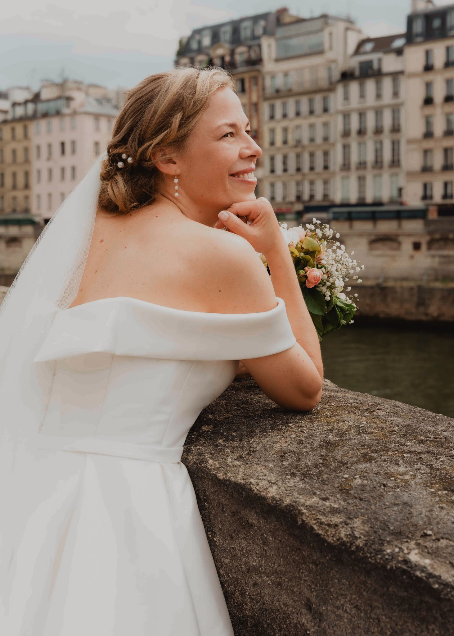 Une mariée pose près de la Seine à Paris.