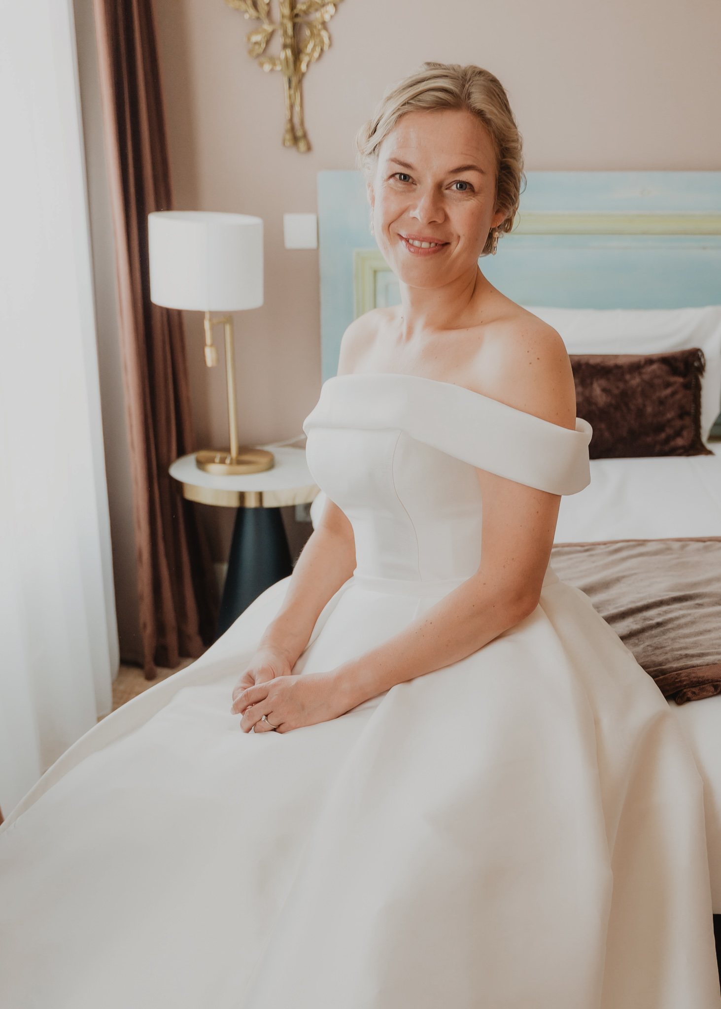 Une mariée assise attend avant la cérémonie.