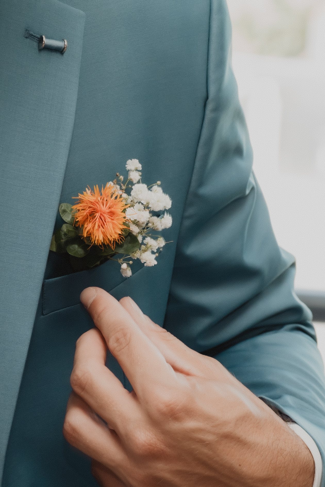 Détail floral sur la veste du marié.