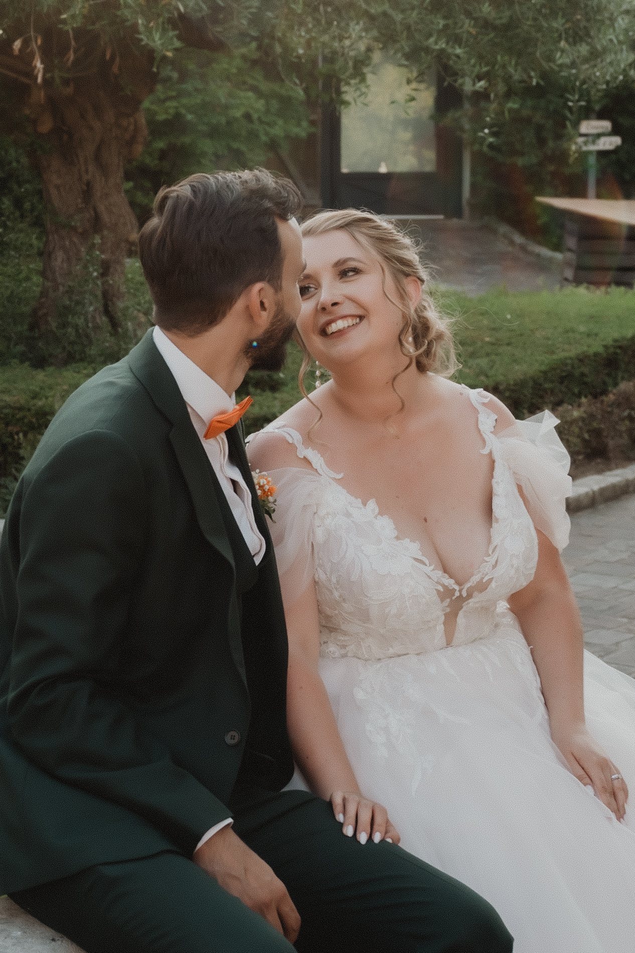 Un couple sourit ensemble après la cérémonie.