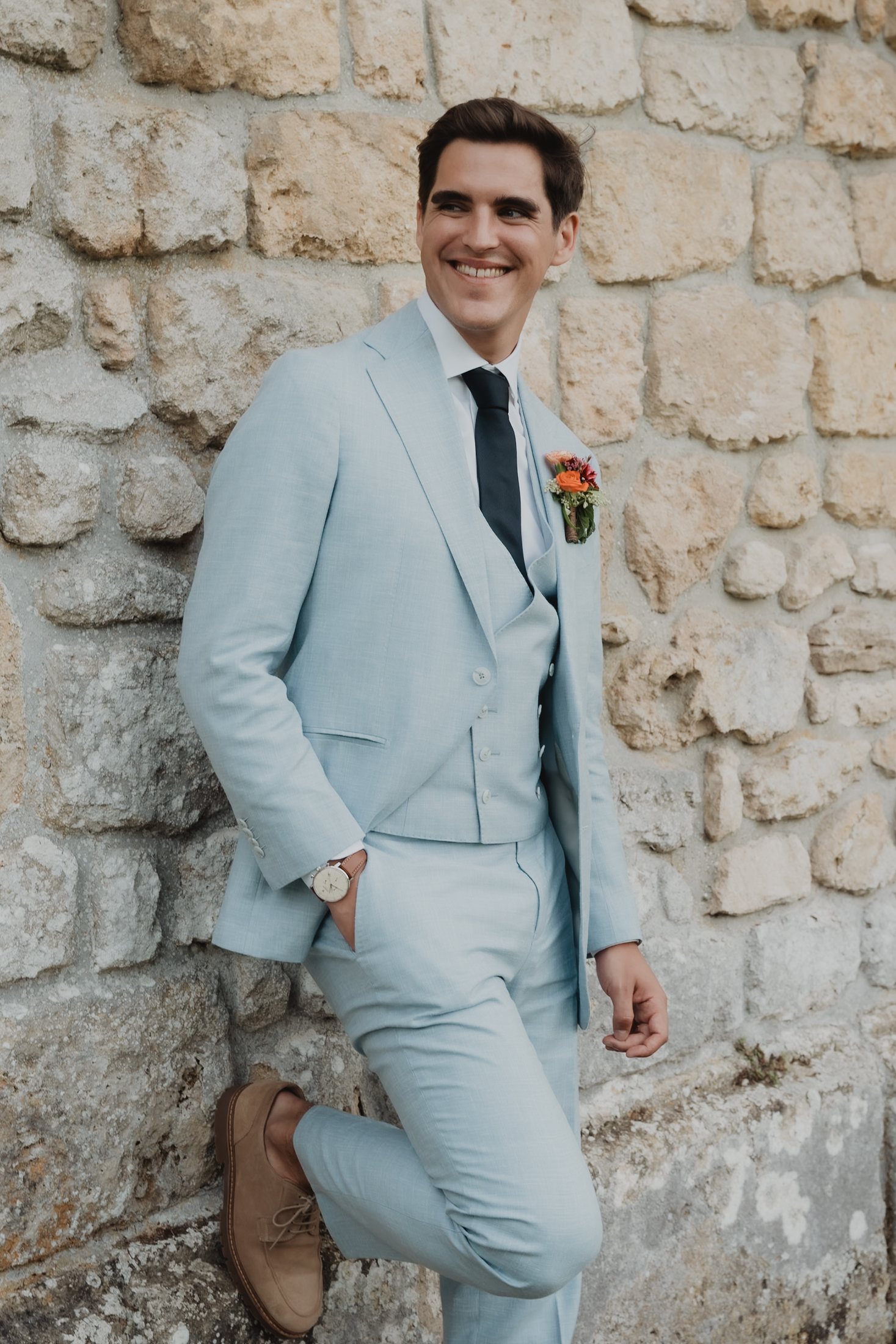 Portrait du marié en costume clair.