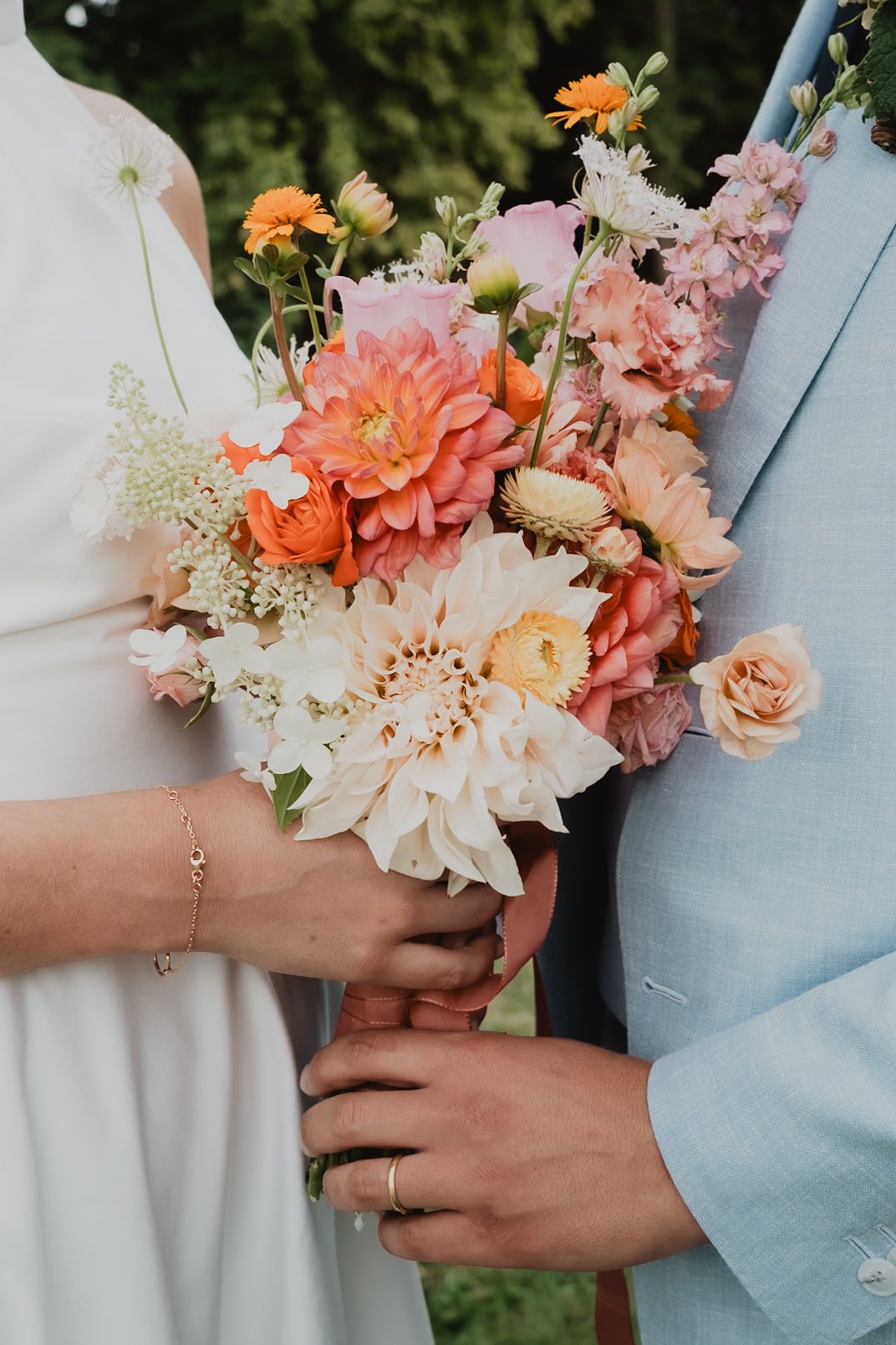 Gros plan d'un bouquet de mariage corail.
