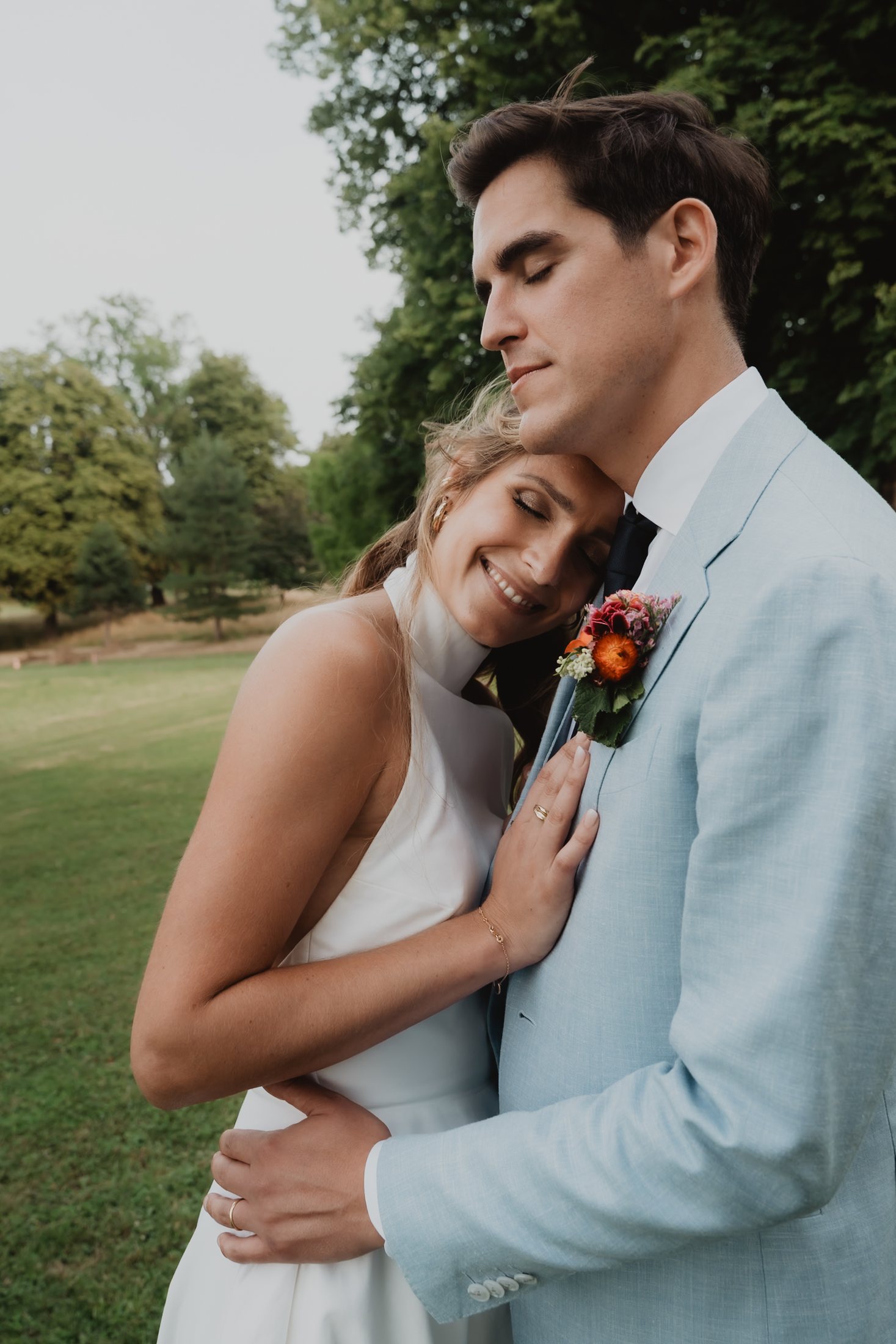Une mariée pose la tête sur l'épaule du marié.