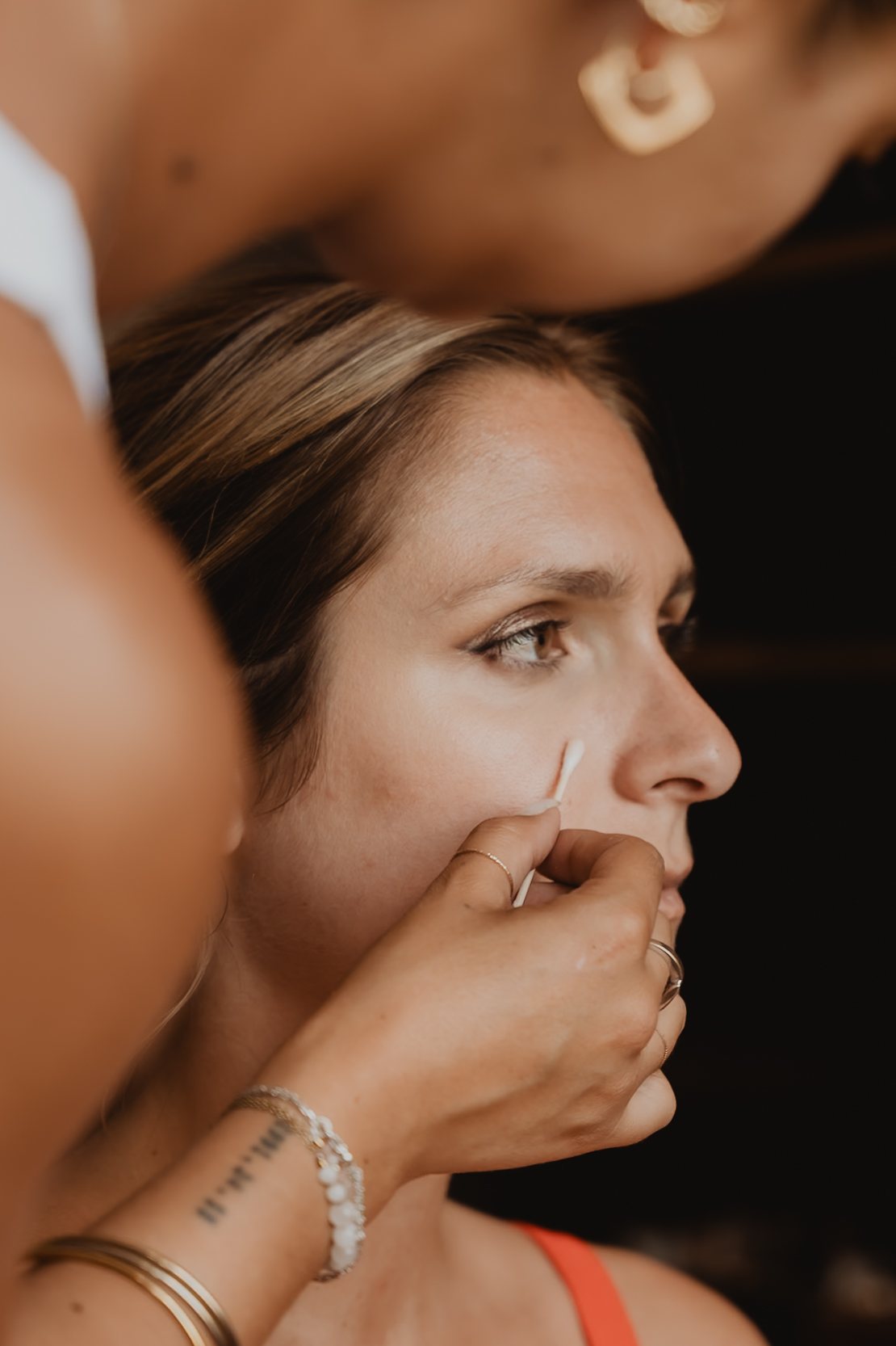 Gros plan d'une mariée pendant le maquillage.