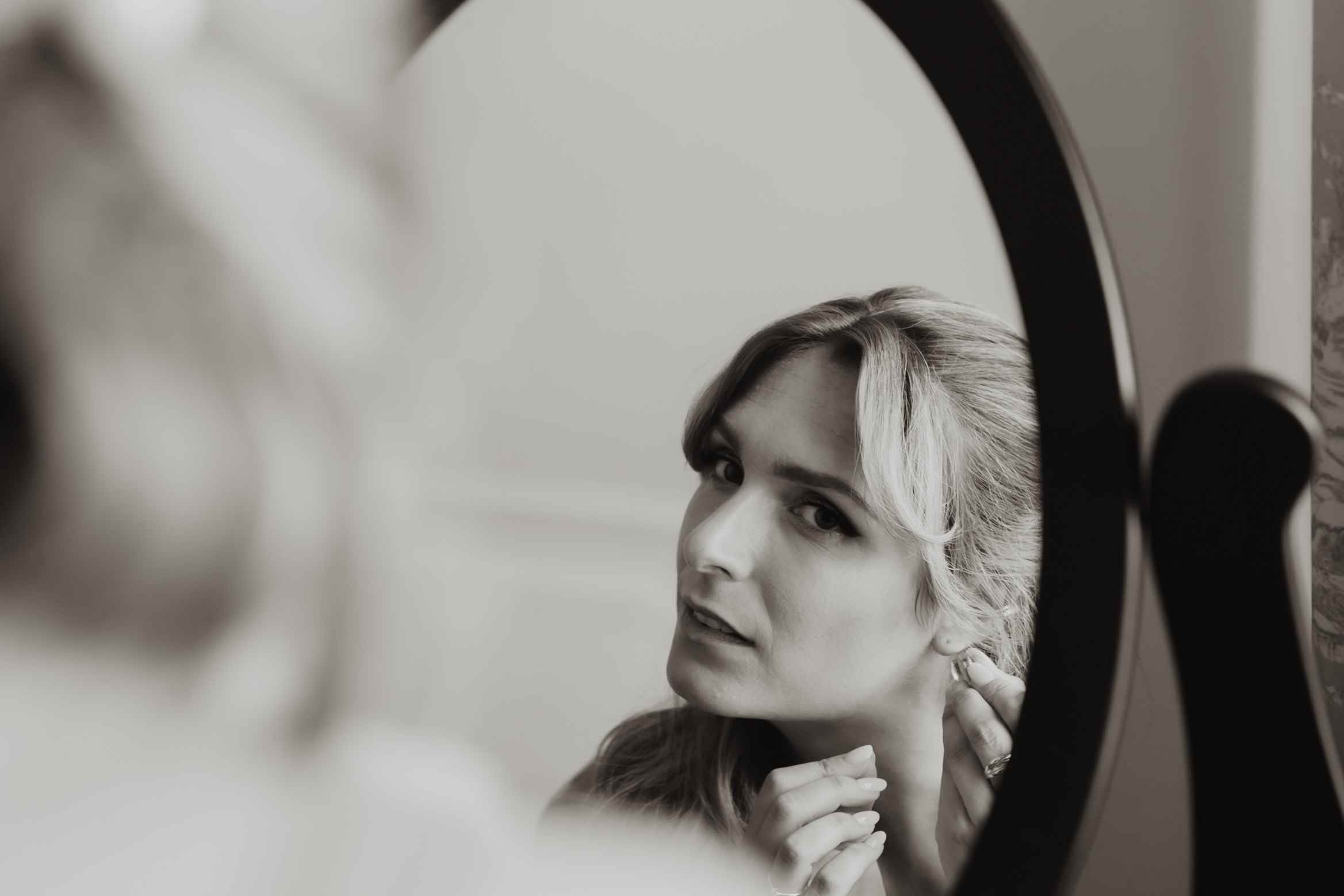 Une mariée se regarde dans le miroir pendant les préparatifs.