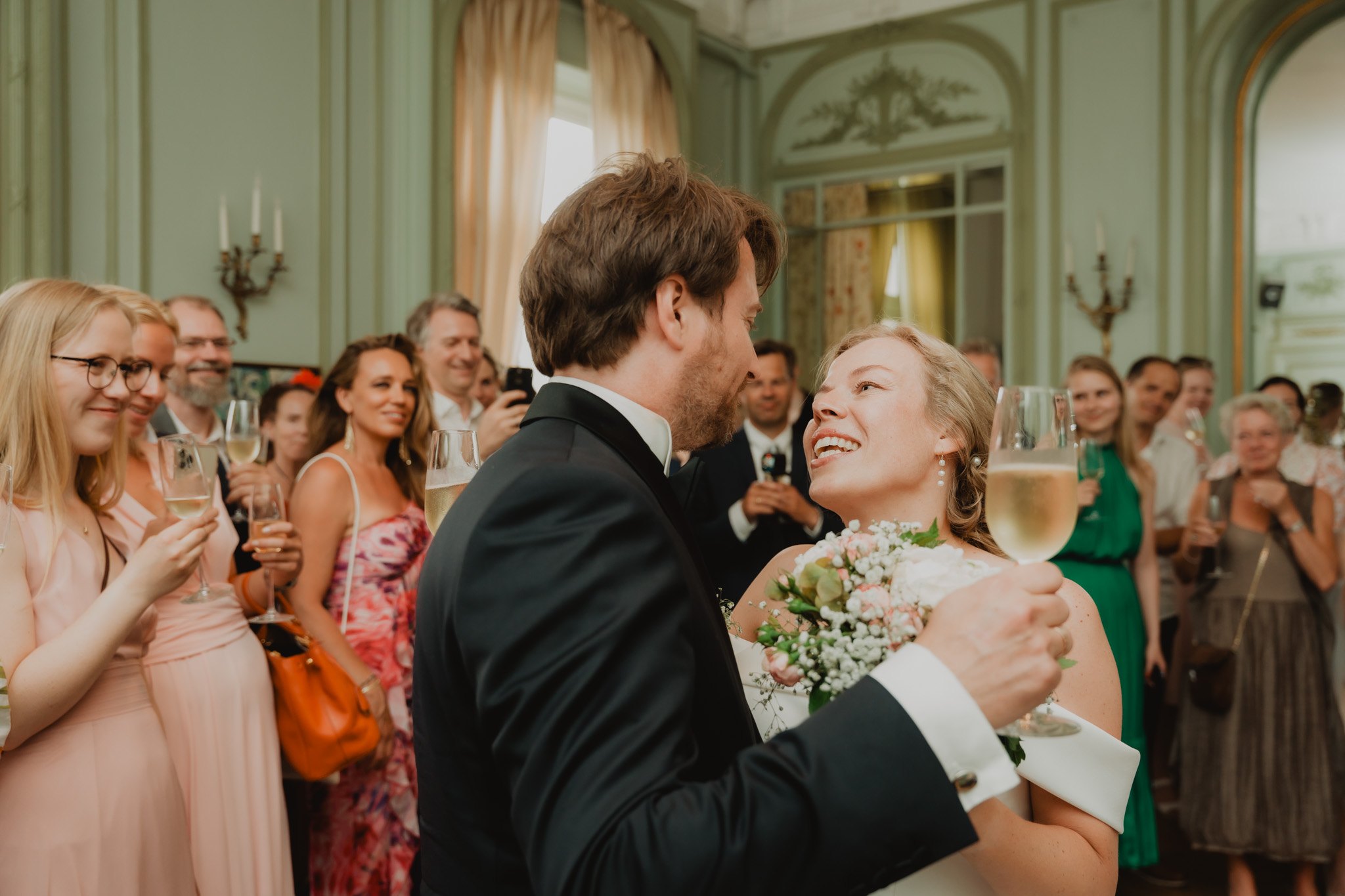 Un couple danse entouré de ses invités.