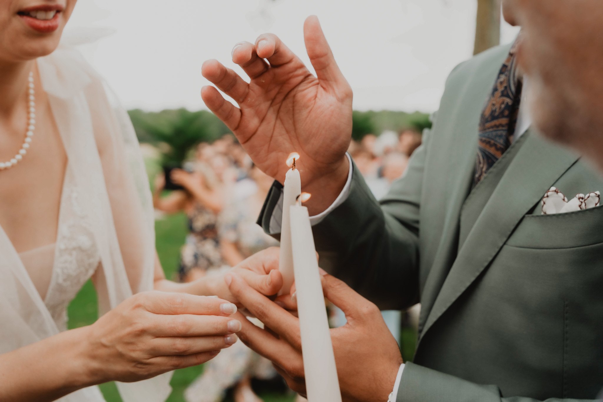 Une bougie est allumée pendant la cérémonie de mariage.