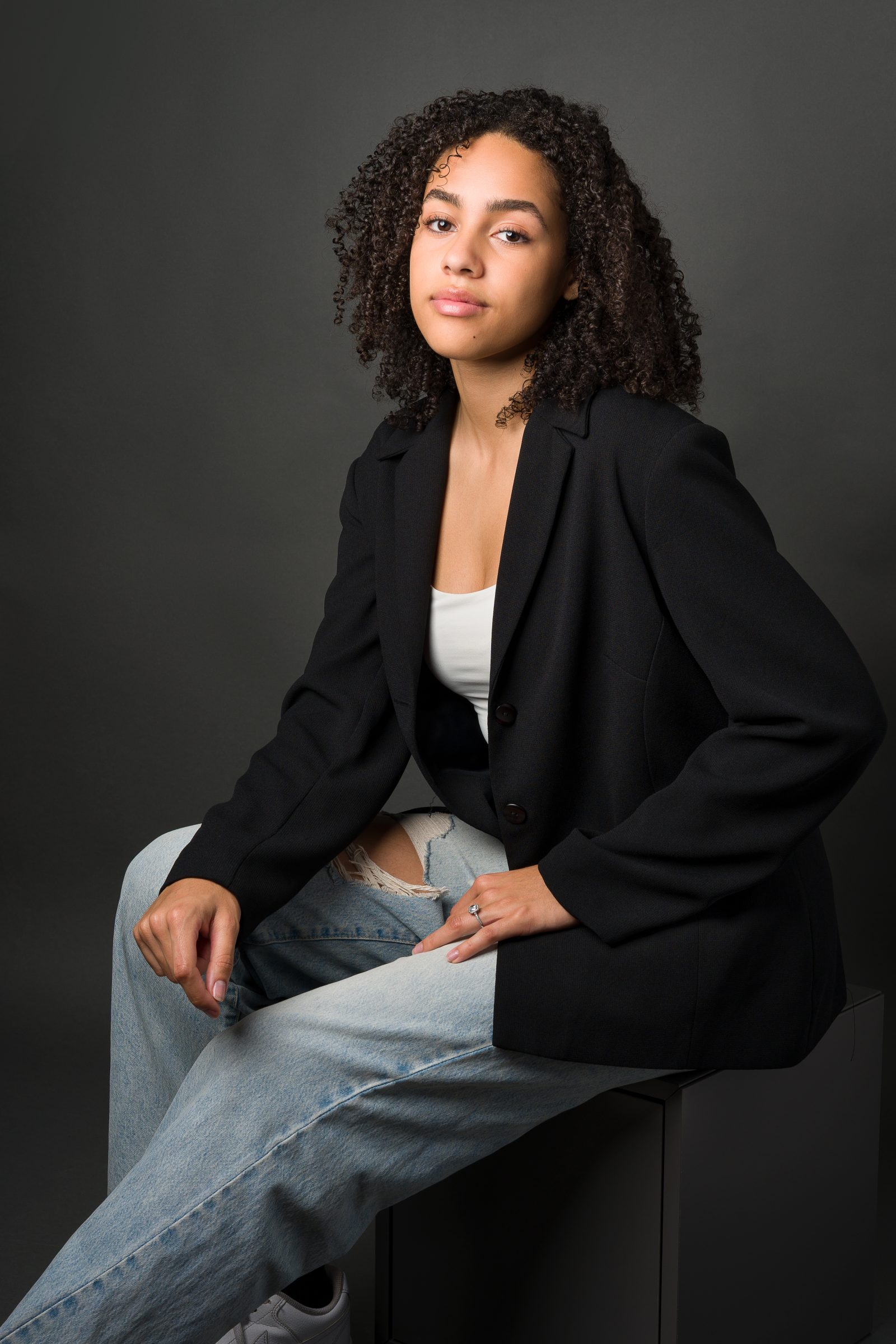 Retrato casting sentado de una mujer con chaqueta negra.