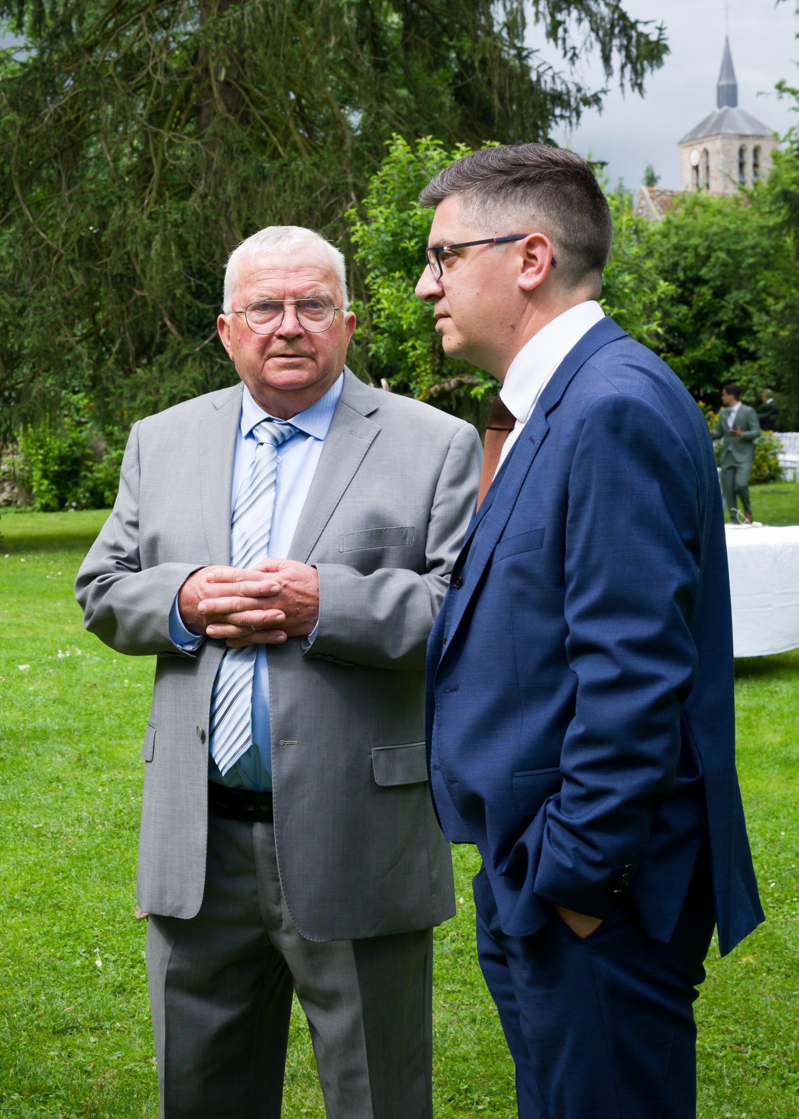 Dos personas conversan en el jardín de la boda.