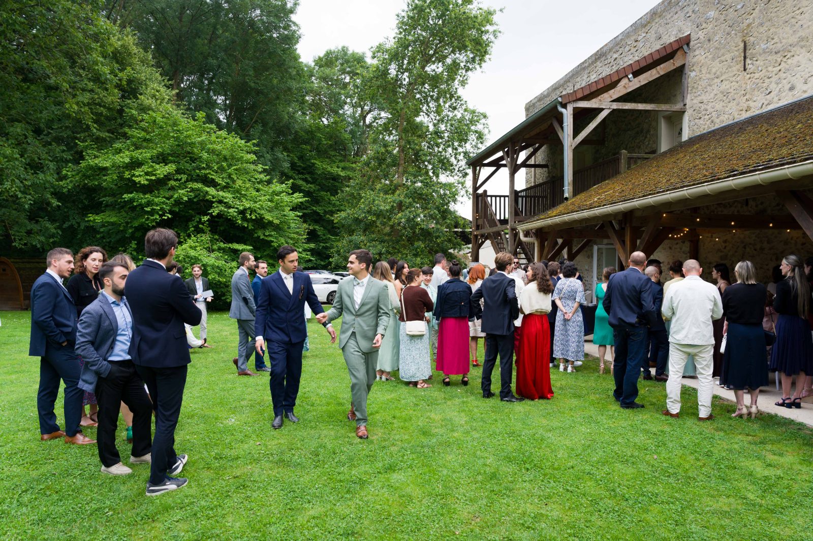 Las personas invitadas reunidas en el jardín antes de la ceremonia.