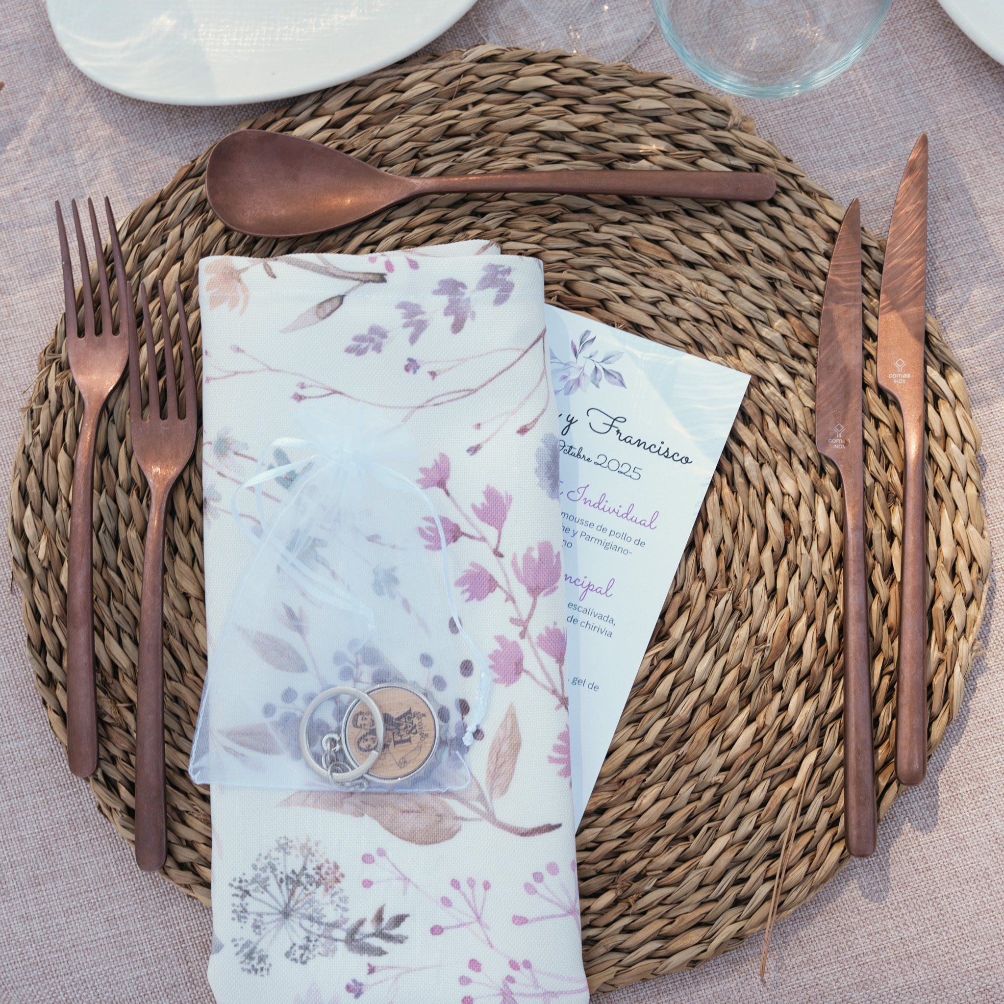Mesa de boda preparada con papelería y alianzas.