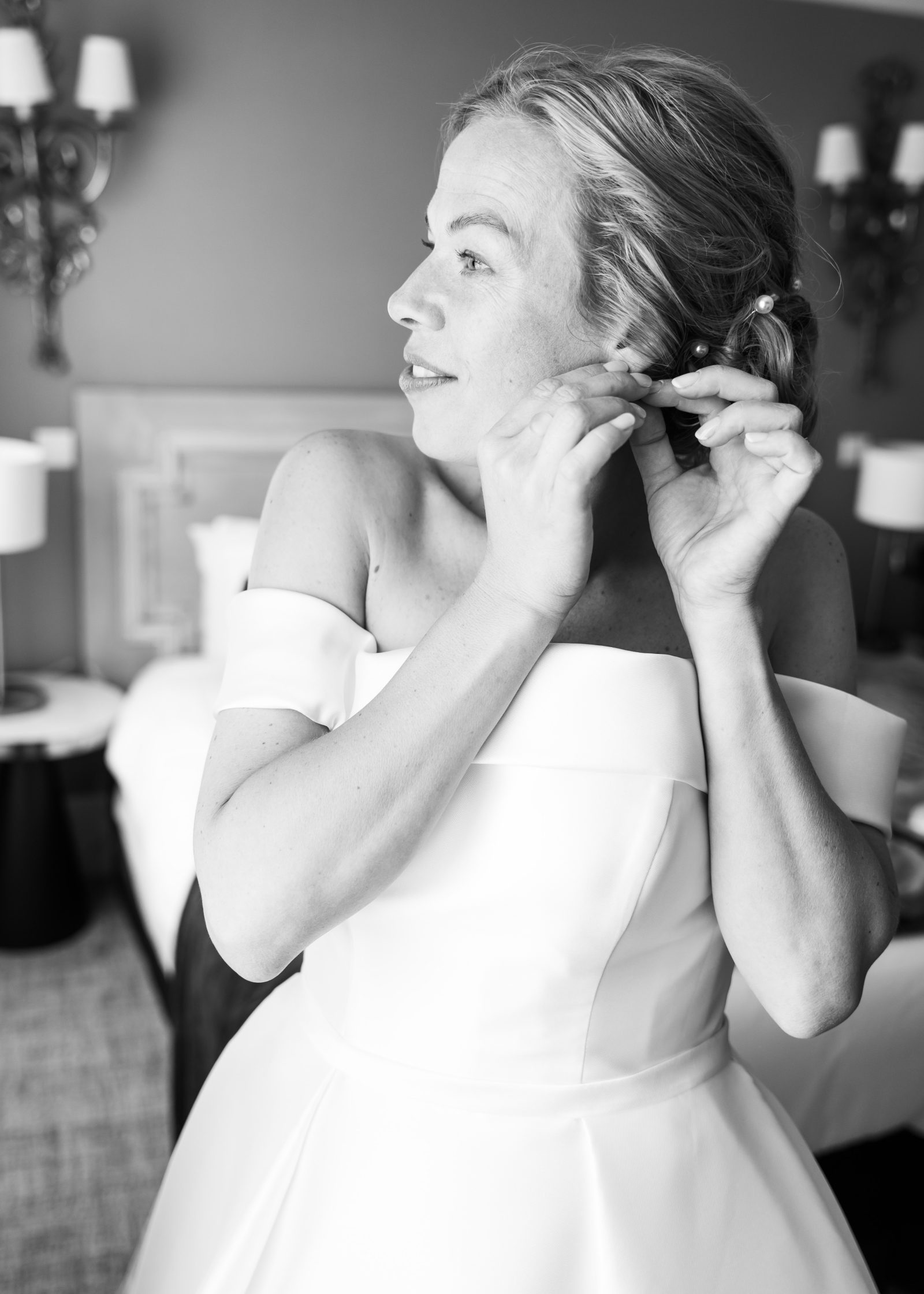 Louise se prepara ante un espejo en blanco y negro.
