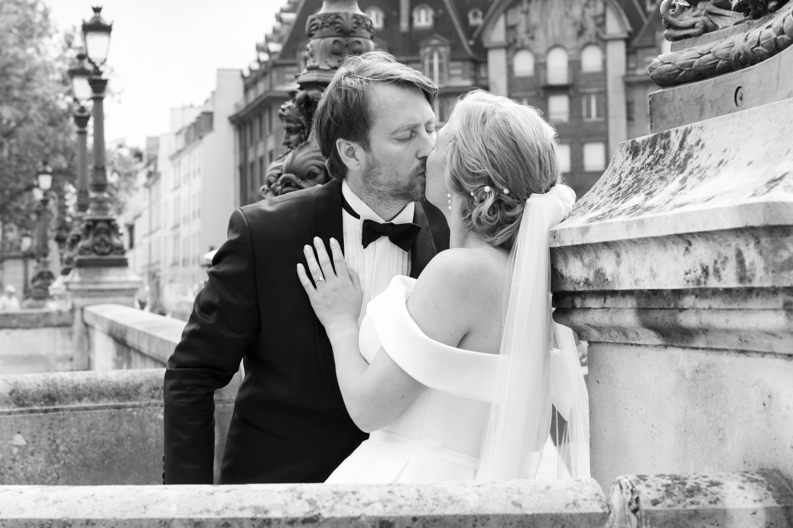Louise y Jostein se besan en blanco y negro.