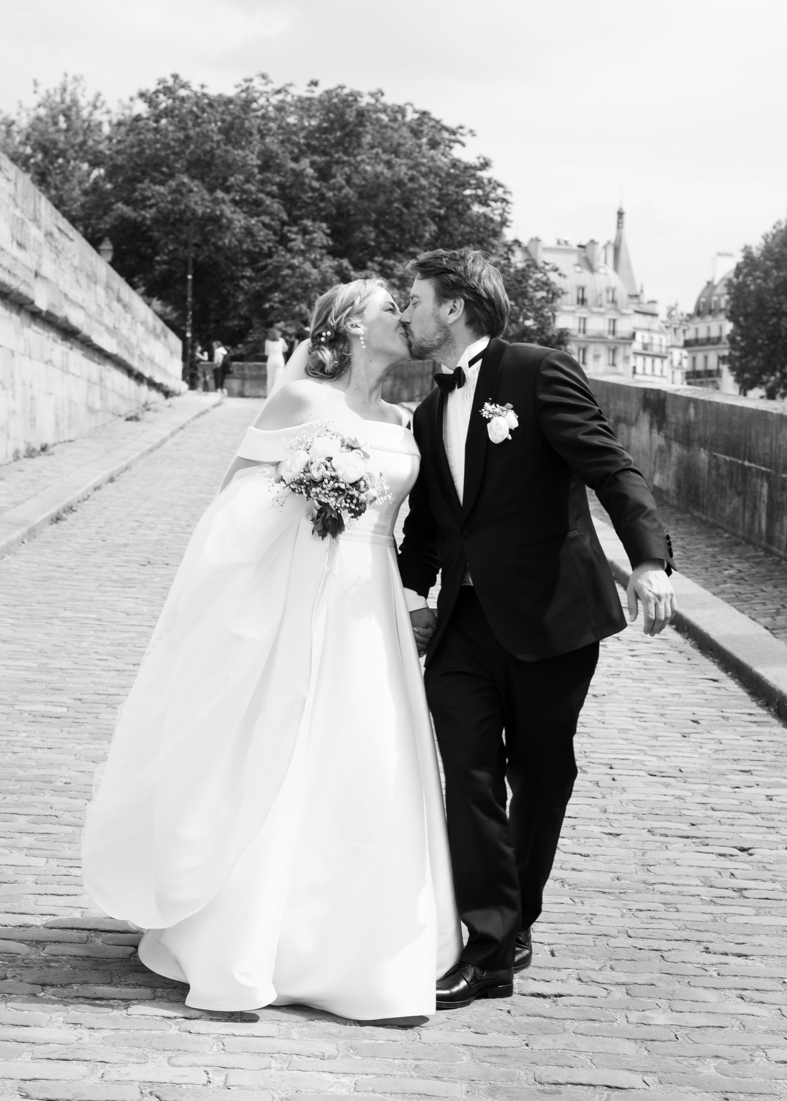 Retrato de pareja en las calles de París en blanco y negro.