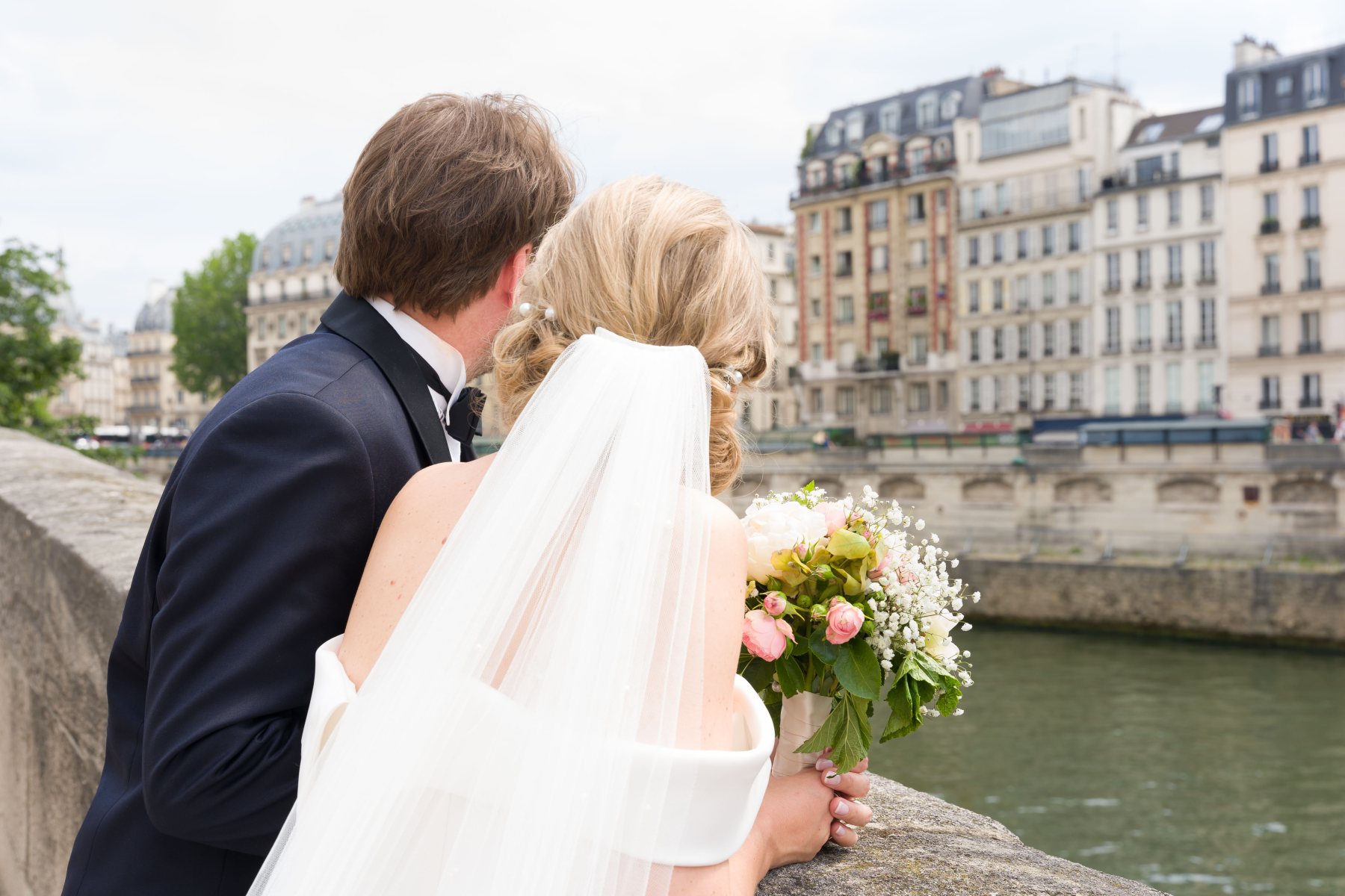 Louise y Jostein contemplan París desde el Sena.