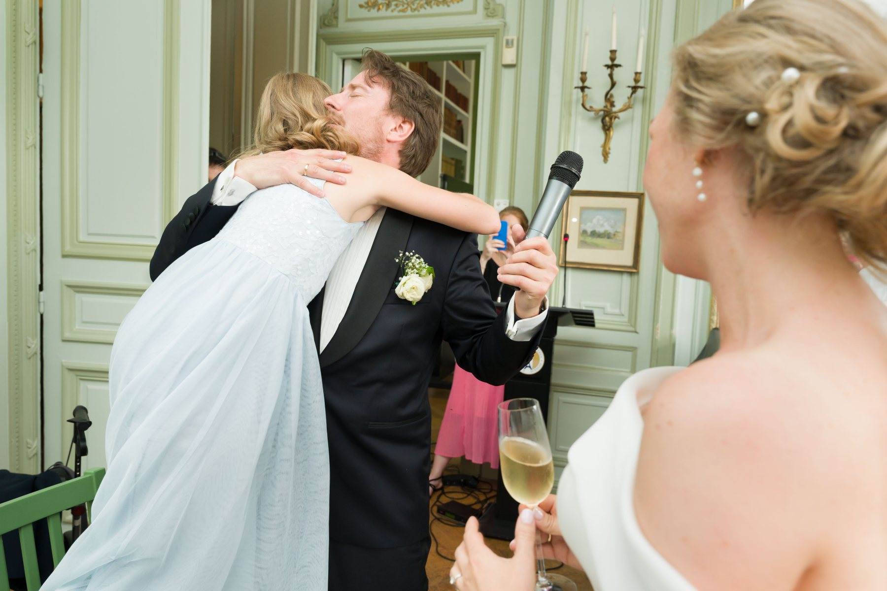 Una invitada abraza a Jostein durante un discurso de boda.