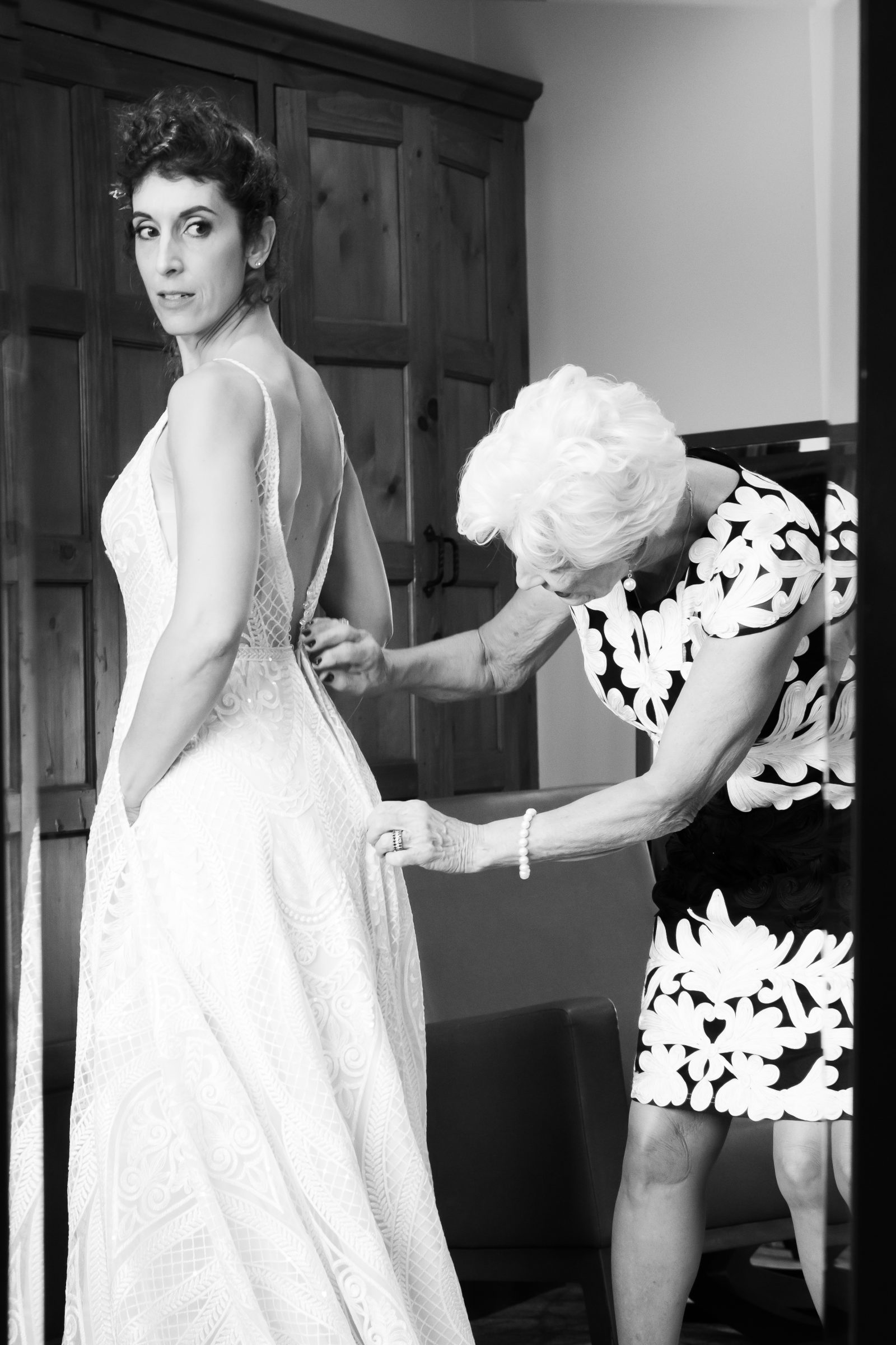 Nadia comparte un momento tranquilo con una persona cercana en blanco y negro.