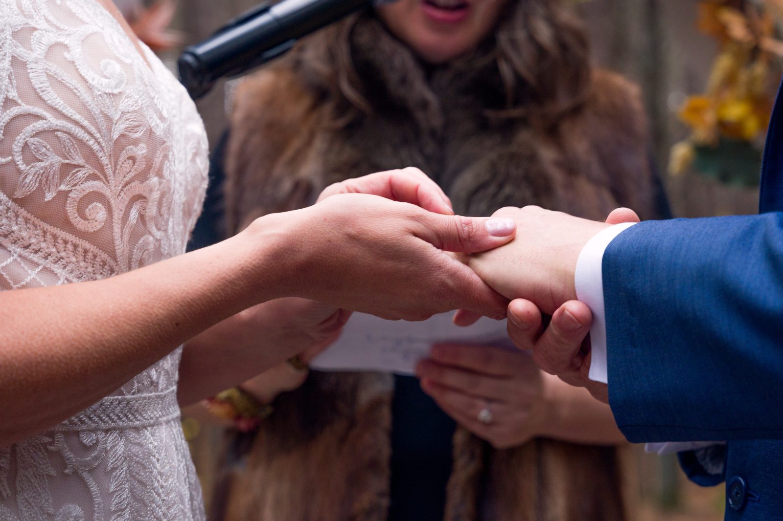 Intercambio de alianzas durante la ceremonia de Nadia y Brendan.