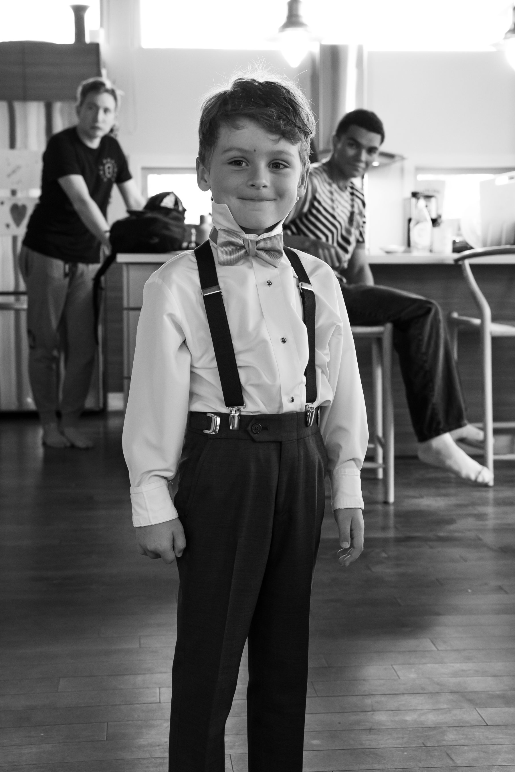 Un niño vestido para la ceremonia durante los preparativos.