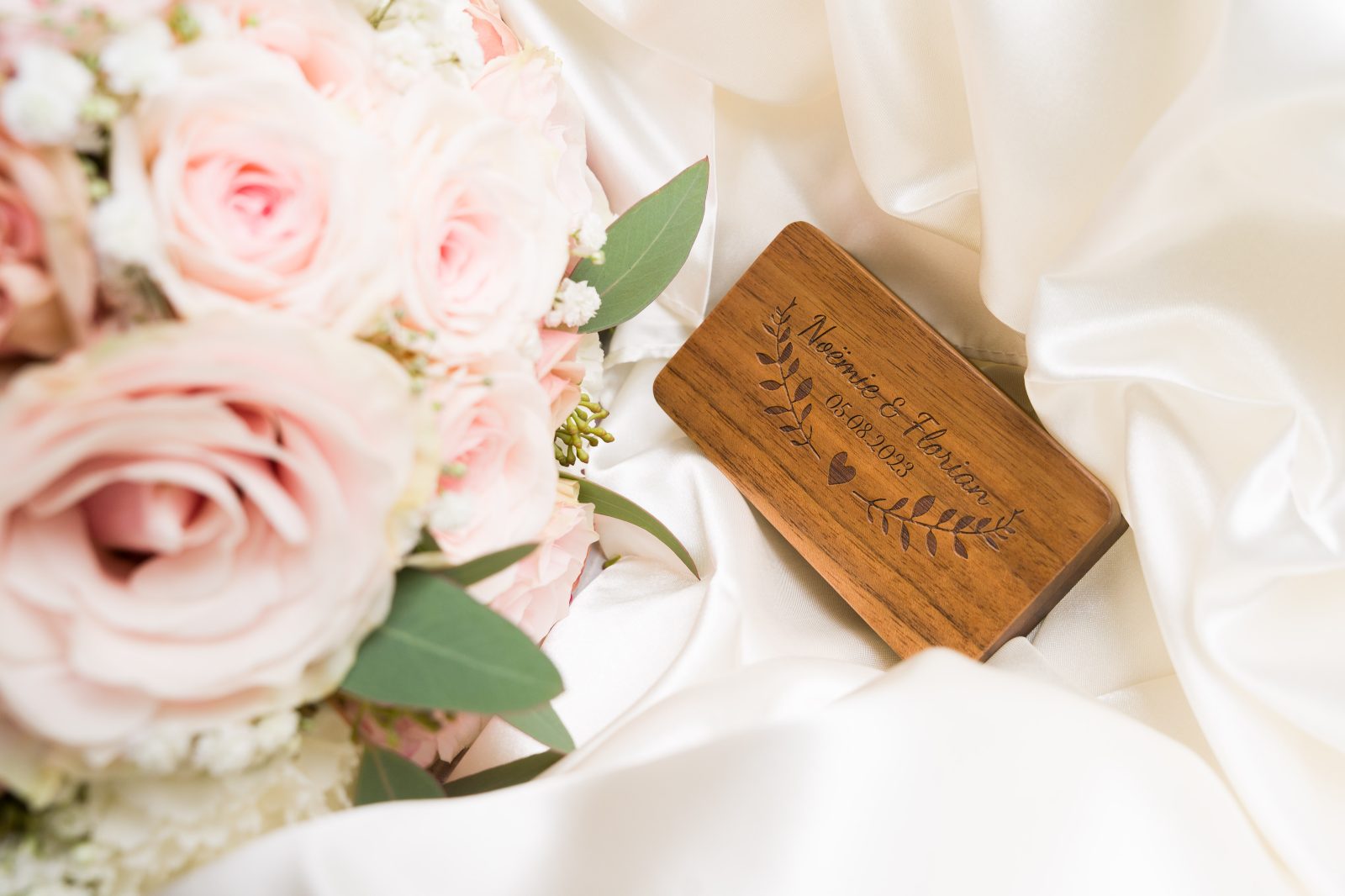 Flores, alianzas y papelería de la boda de Noemie y Florian.