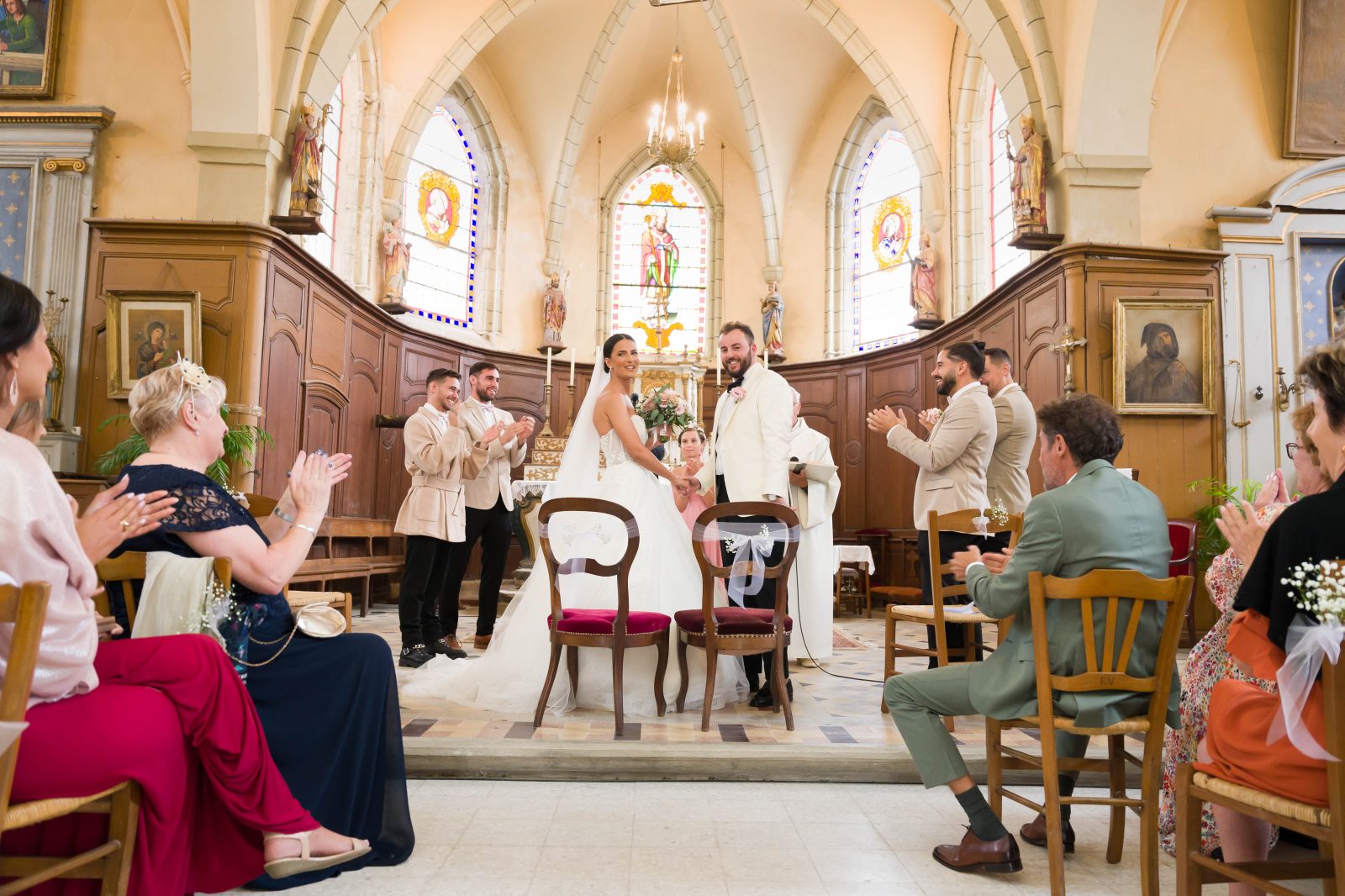 Ceremonia de Noemie y Florian rodeados de personas cercanas.