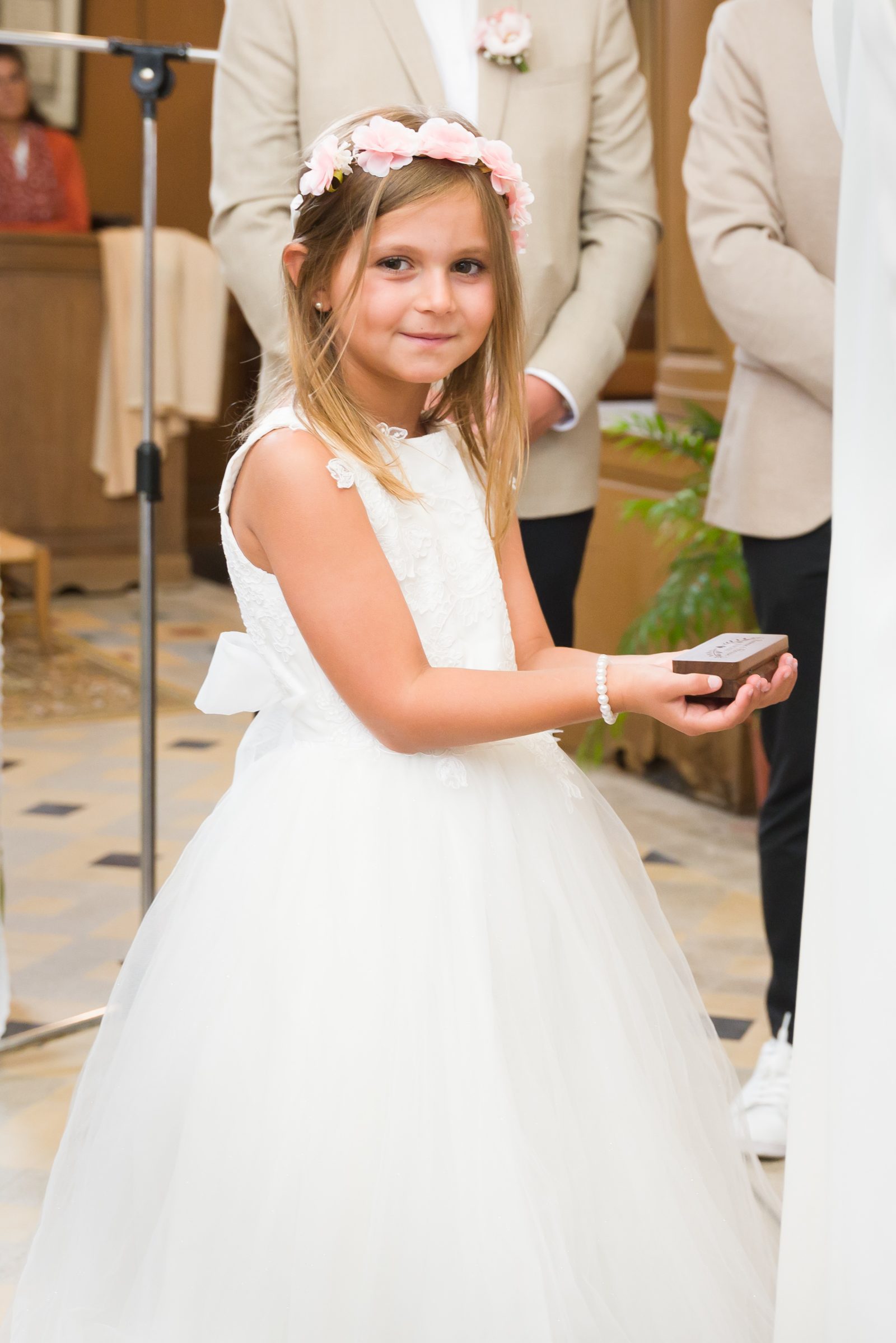 Retrato de cuerpo entero de Noemie con su vestido de novia.