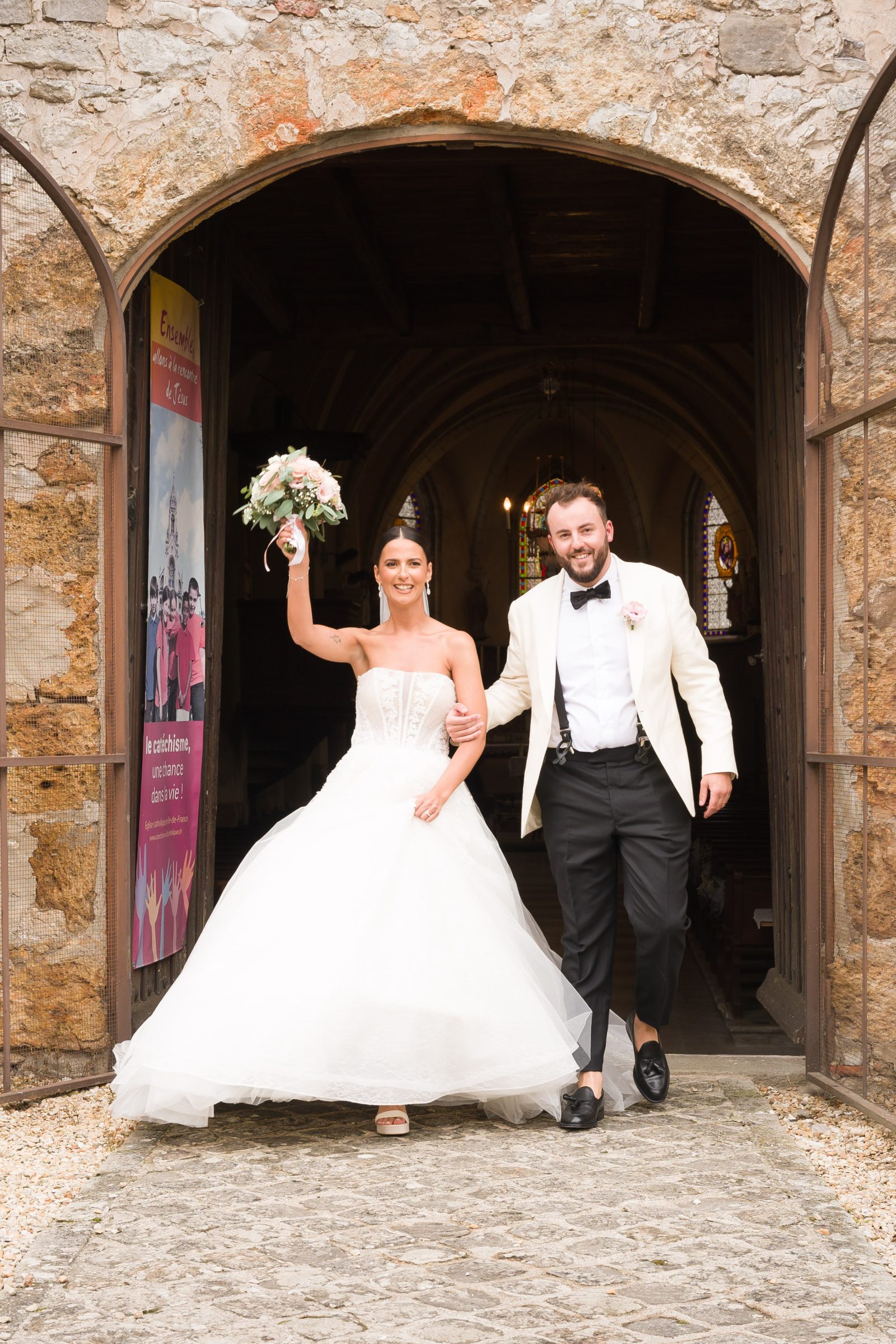 Noemie y Florian salen juntos del lugar de la ceremonia.