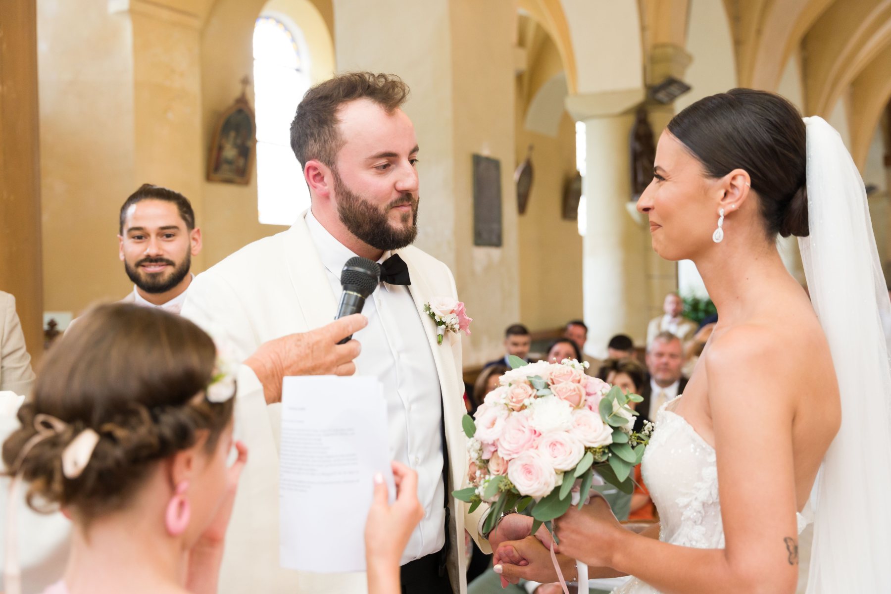 Noemie y Florian se miran durante la ceremonia.
