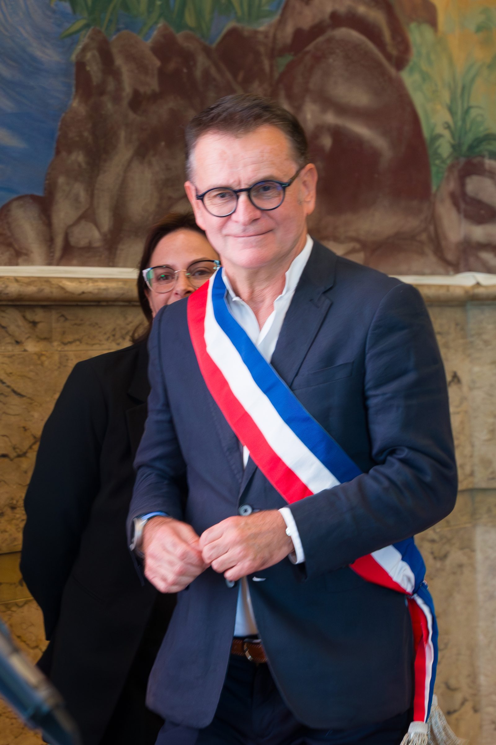 El oficiante recibe a Valérie y Omar en el ayuntamiento.