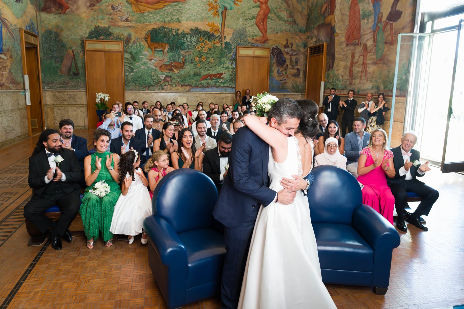Valérie y Omar se abrazan durante la ceremonia civil.