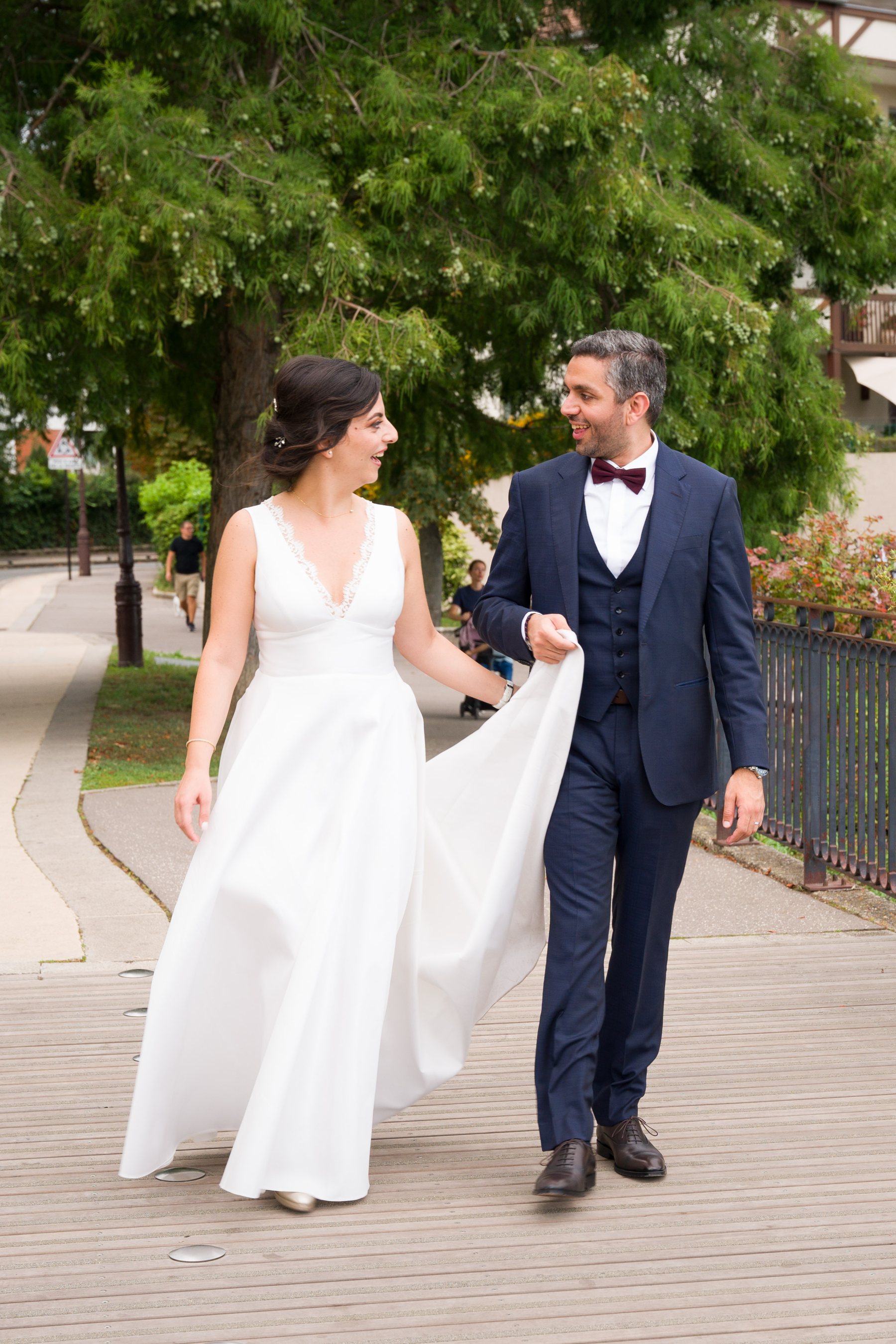 Valérie y Omar caminan juntos después de la ceremonia.